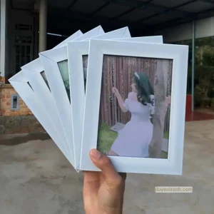 Khung ảnh 13x18 để bàn thành phẩm in cho khách nữ để bàn