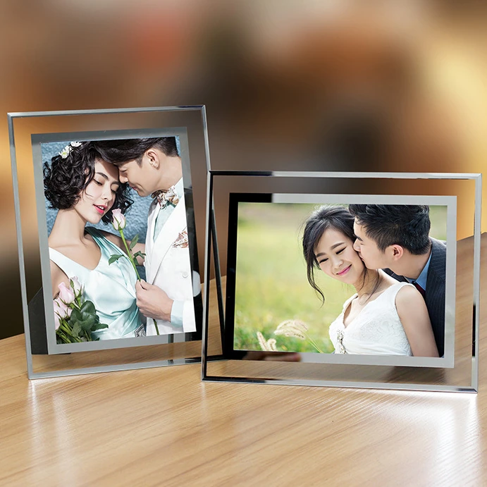 Khung kính pha lê đặt dọc và đặt ngang trên bàn