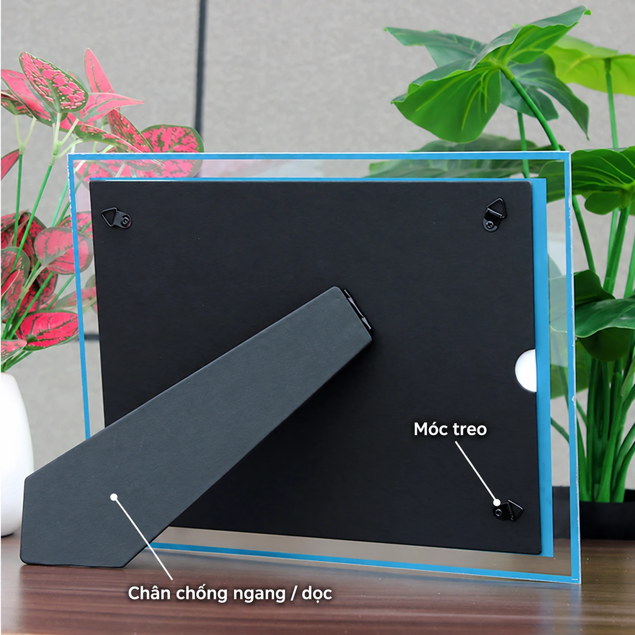Mặt sau khung kính pha lê có chân chống ngang dọc và móc treo