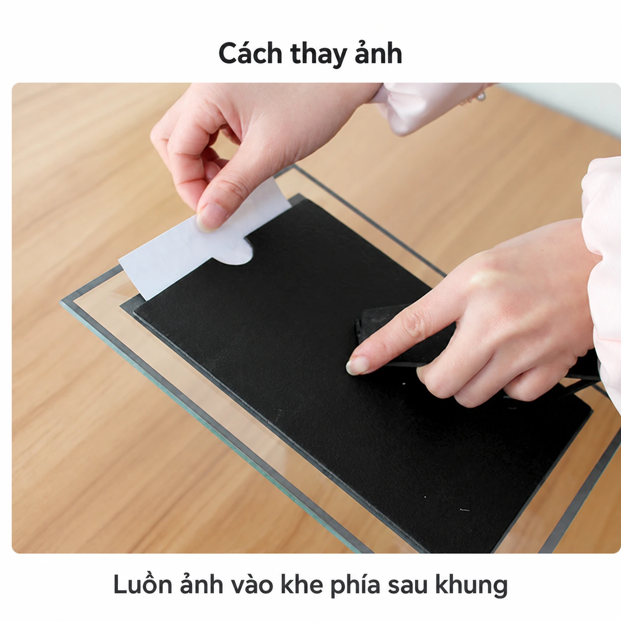 Luồn ảnh hoặc giấy khen vào khe phía sau khung kính pha lê