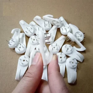 Đinh 3 chân cầm trên tay