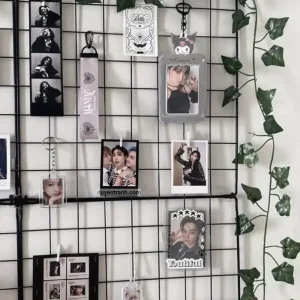 In ảnh Polaroid từ điện thoại — nhiều tấm ảnh Polaroid trang trí vào lưới sắt ô vuông