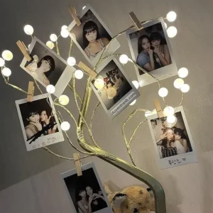 In ảnh Polaroid từ điện thoại — nhiều tấm ảnh Polaroid trang trí ở cây đèn