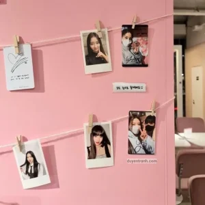 In ảnh Polaroid từ điện thoại — nhiều tấm ảnh Polaroid treo tường