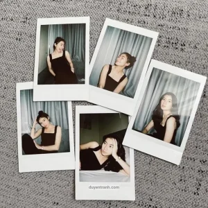 In ảnh Polaroid từ điện thoại — nhiều tấm ảnh Polaroid viền trắng xếp chồng trên nền đen, Duyên Tranh