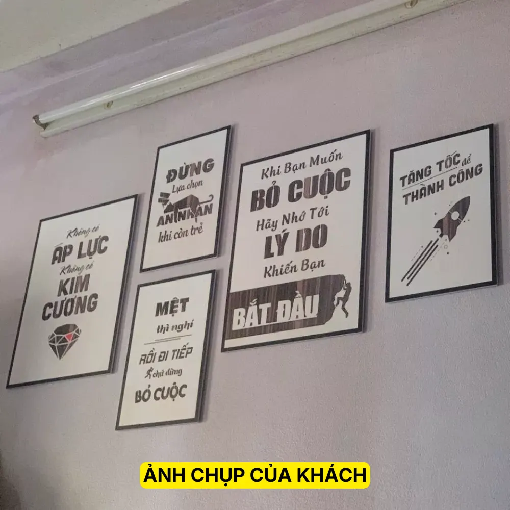 Khách hàng chụp bộ tranh động lực formex dán tường khi nhận hàng - Duyên Tranh