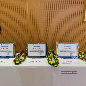 Khung bằng khen A4 kính pha lê tràn viền để bàn