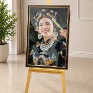 Tranh ảnh cô đồng viền đen N401 - in khổ lớn kèm khung mặt mica