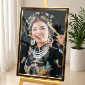 Tranh ảnh cô đồng viền đen N401 - in khổ lớn kèm khung mặt mica