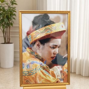 Tranh ảnh cô đồng viền vàng N309 - in khổ lớn kèm khung mặt mica