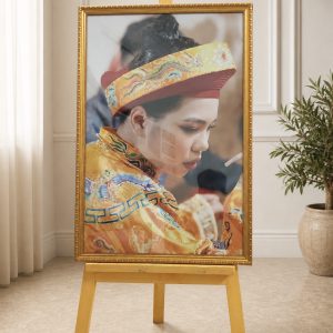Tranh ảnh cô đồng viền vàng N309 - in khổ lớn kèm khung mặt mica