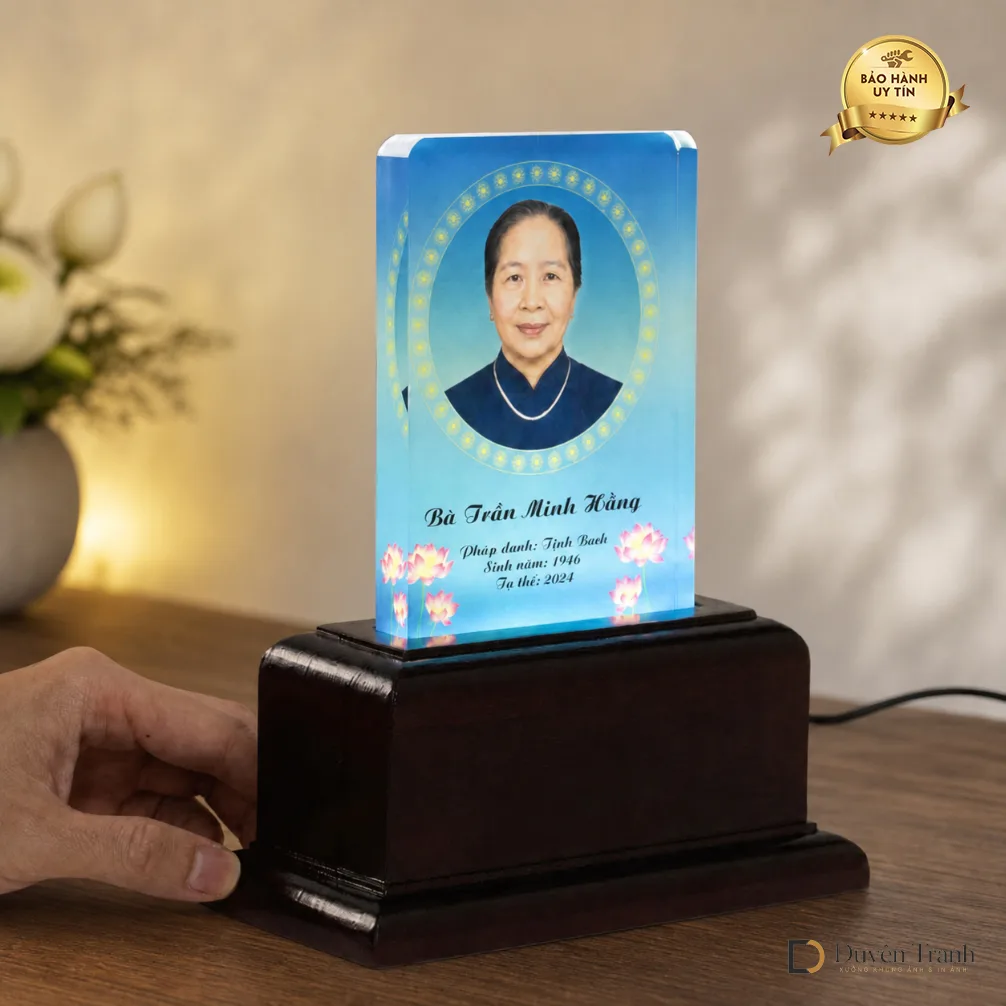 Ảnh thờ pha lê đế gỗ trơn có đèn LED - mẫu 4