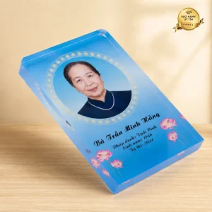 Bài vị pha lê đặt trong chùa