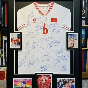 Mẫu khung áo Việt Nam có chữ ký kết hợp ảnh kỷ niệm ở phía dưới