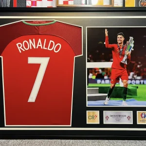 Mẫu khung áo Ronaldo số 7 với ảnh cầu thủ bên cạnh trên nền đen